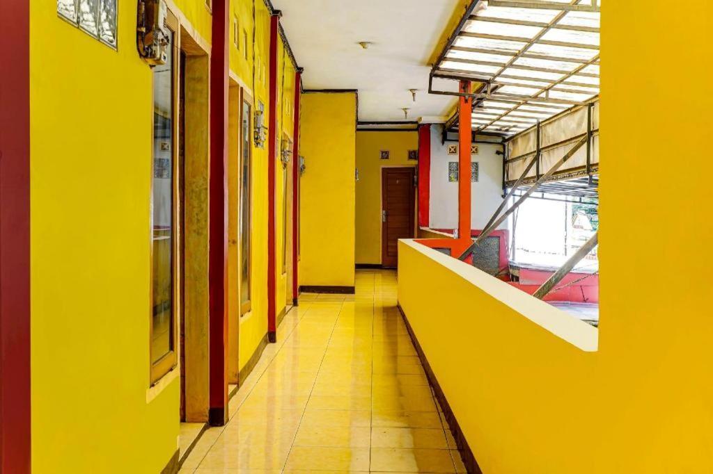 Hotel Spot On 91159 Kost Putrana Syariah Bandung